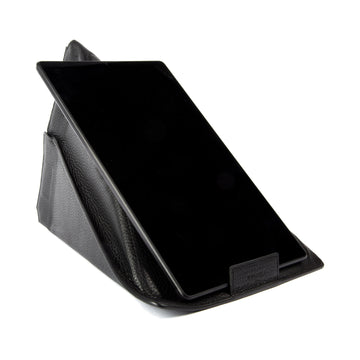 K0031AB | Custodia/Supporto per Tablet Modulare in Vera Pelle, pieno fiore, grana dollaro. Colore Nero. Chiusura con magneti. Dimensioni: cm 22 x 31. Confezione: Sacchetto Tnt