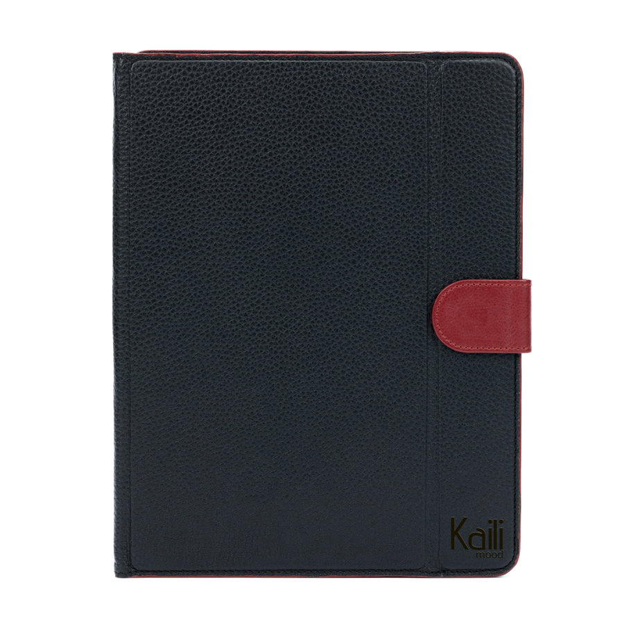 K0033AB | Custodia per Tablet Vera Pelle, pieno fiore, grana dollaro. Col.Nero con bordi Rossi. Chiusura con linguetta in contrasto. Dimensioni: cm 19,5 x 25,2 x 1. Confezione: Sacchetto Tnt