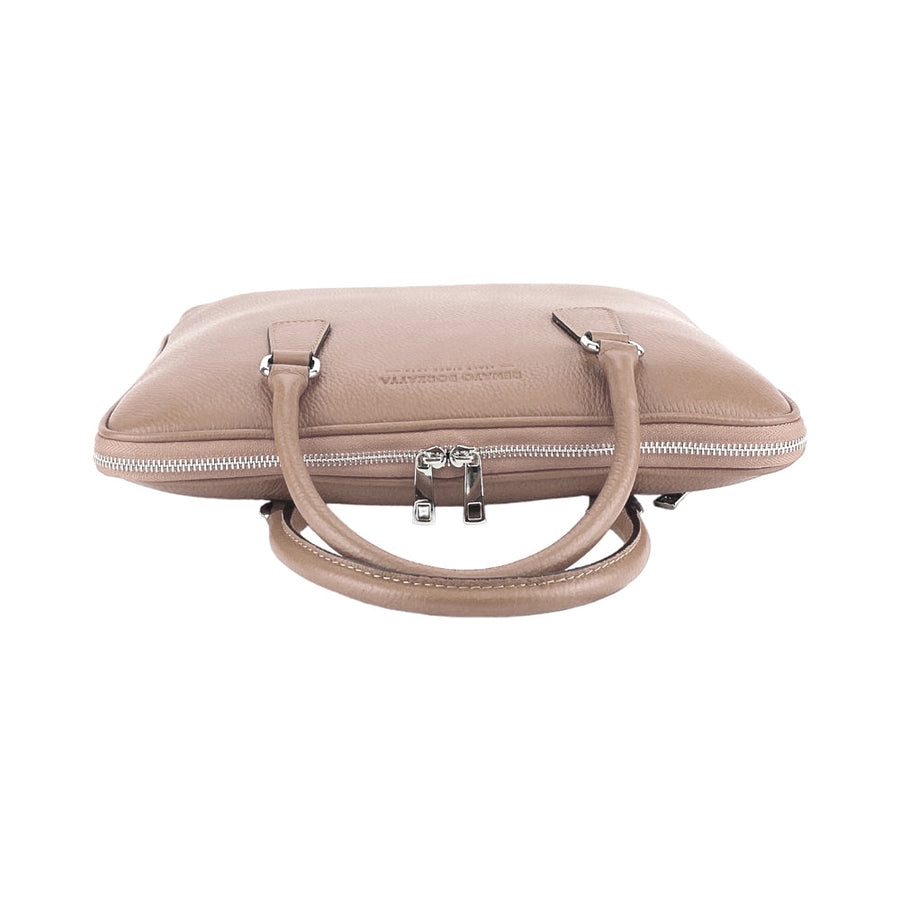 RB1019AQ | Cartella Business Unisex in Vera Pelle Made in Italy con tracolla removibile. Attacchi con moschettoni in metallo Nickel Lucido - Colore Taupe - Dimensioni: cm 37 x 29 x 6,5