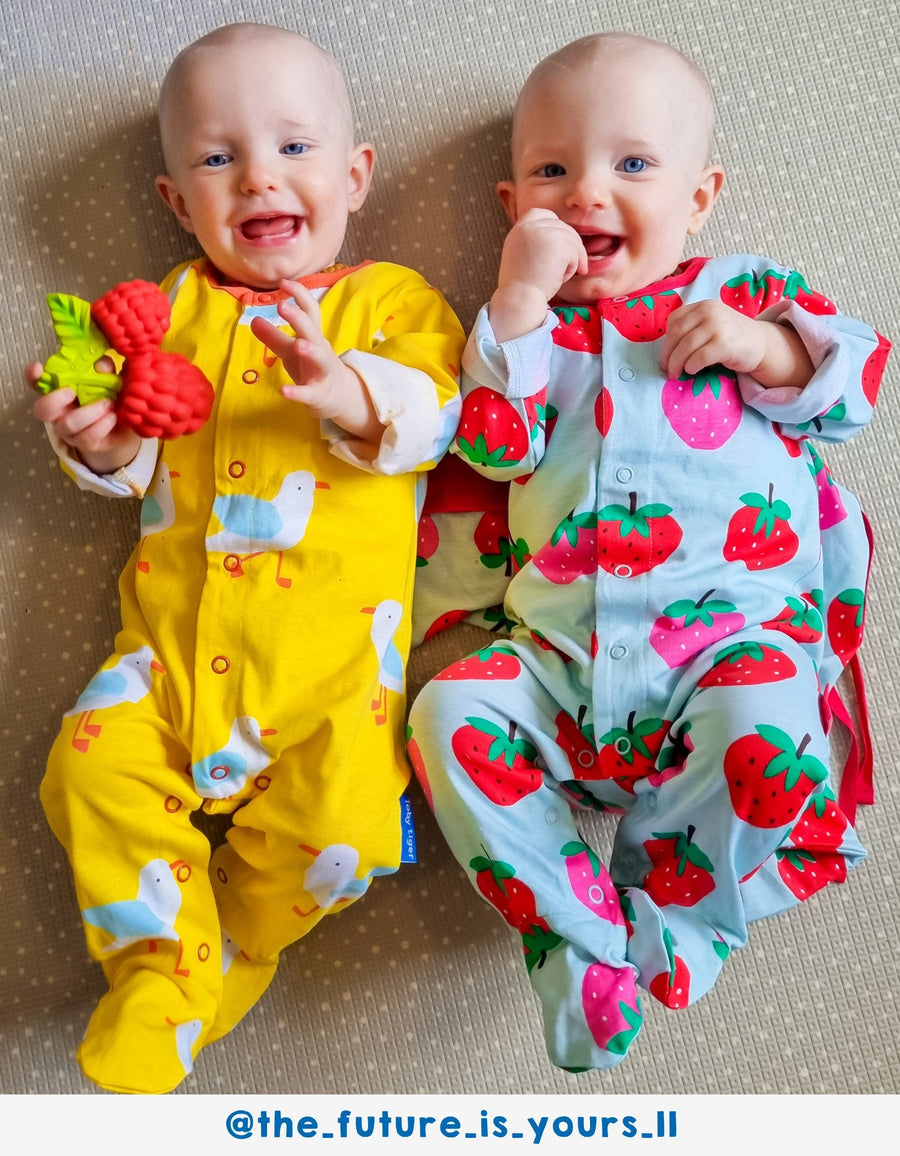 Geschenkset Baby aus Bio-Baumwolle mit Erdbeer-Druck