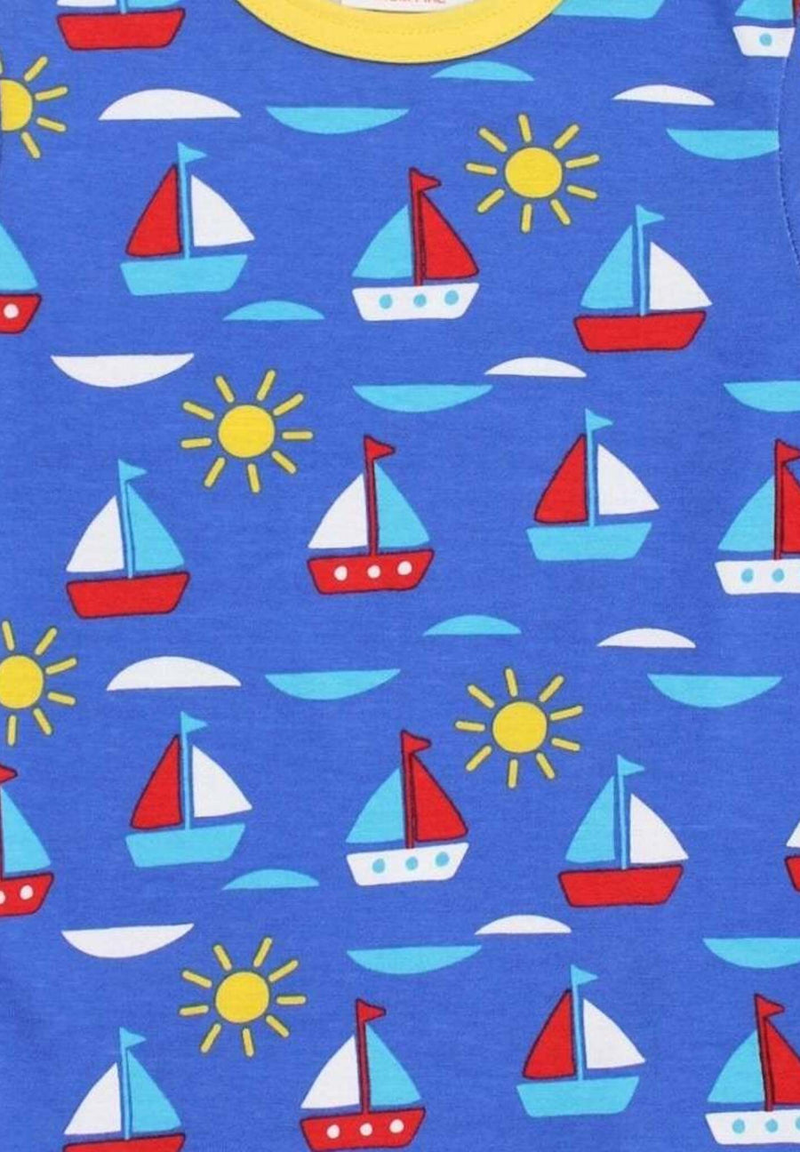 T-Shirt aus Bio Baumwolle mit Segelboot Print